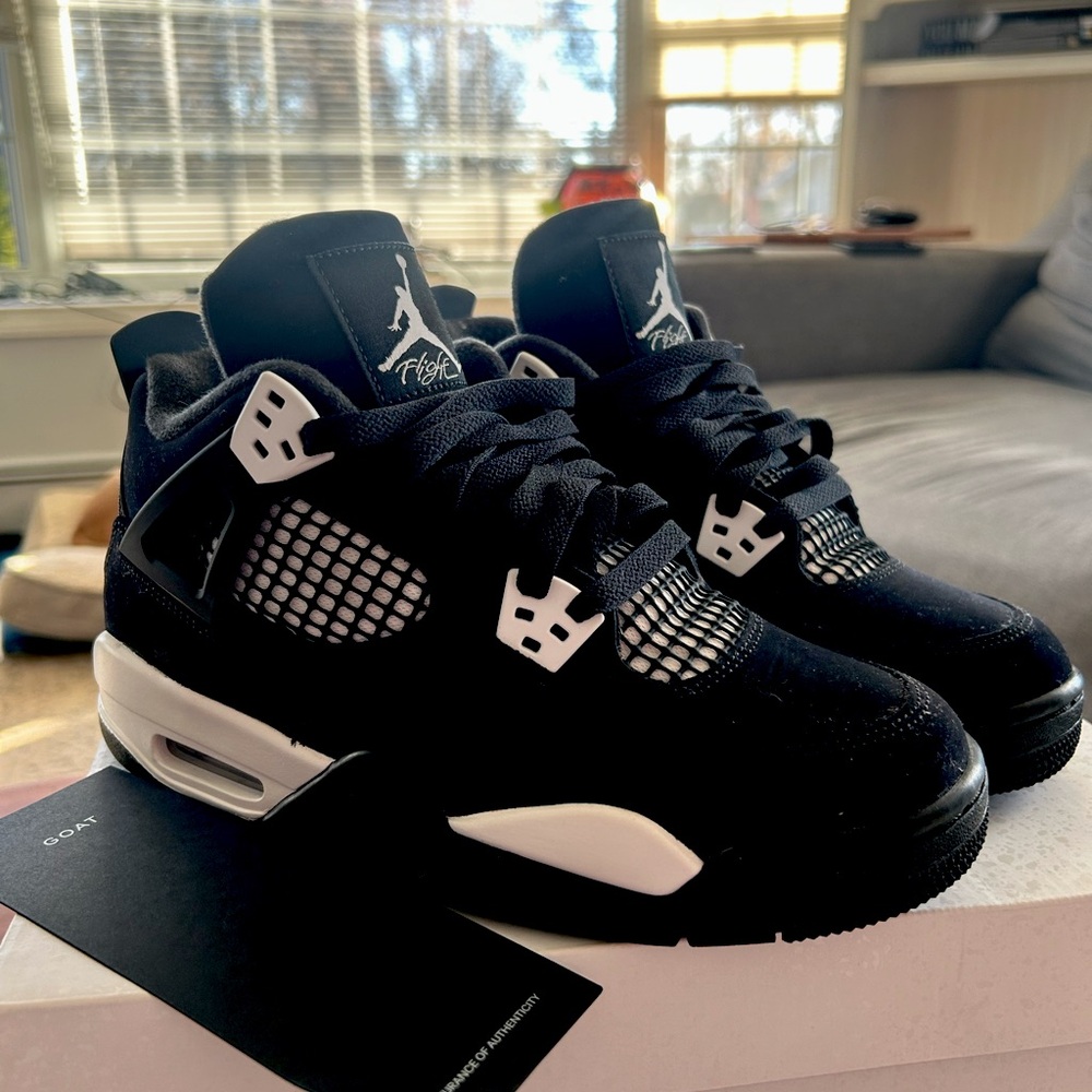 white thunder jordan 4s
7.5 in womens
6y kids